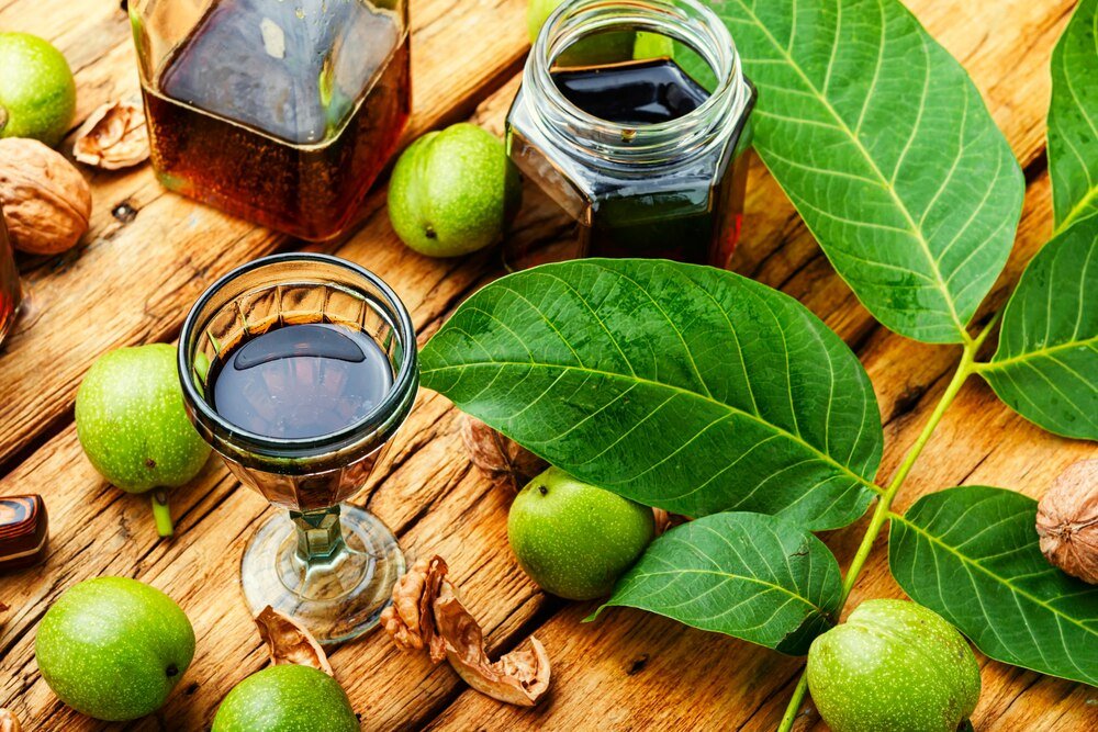 Nalewka z orzecha włoskiego na problemy trawienne – przepis i właściwości