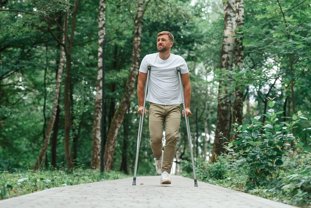 Czy w ortezie można chodzić bez kul – co mówią lekarze?