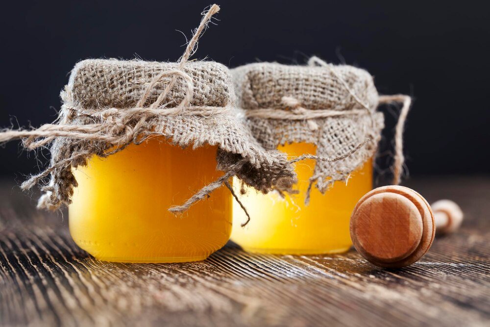 Jak powstaje miód spadziowy – właściwości i zastosowanie